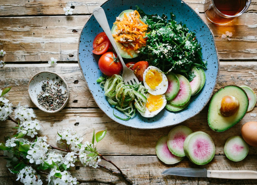 Cuidar da nutrição ao longo da maternidade não é sobre fazer tudo perfeito. É sobre fazer o possível, de forma constante, respeitando cada fase do corpo e da vida. As necessidades mudam com o tempo, e pequenas escolhas no dia a dia podem ter um impacto profundo no bem-estar da mulher e no desenvolvimento do bebê.
